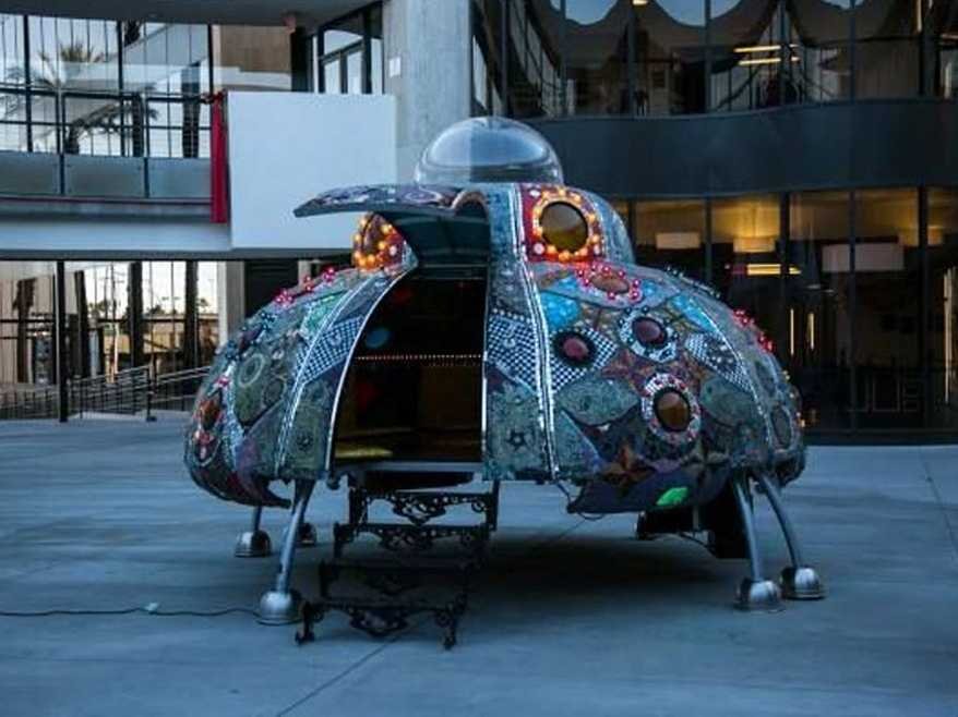zappos-introduced-a-ufo-shaped-conference-room-in-the-center-of-its-courtyard-that-could-be-booked-for-meetings